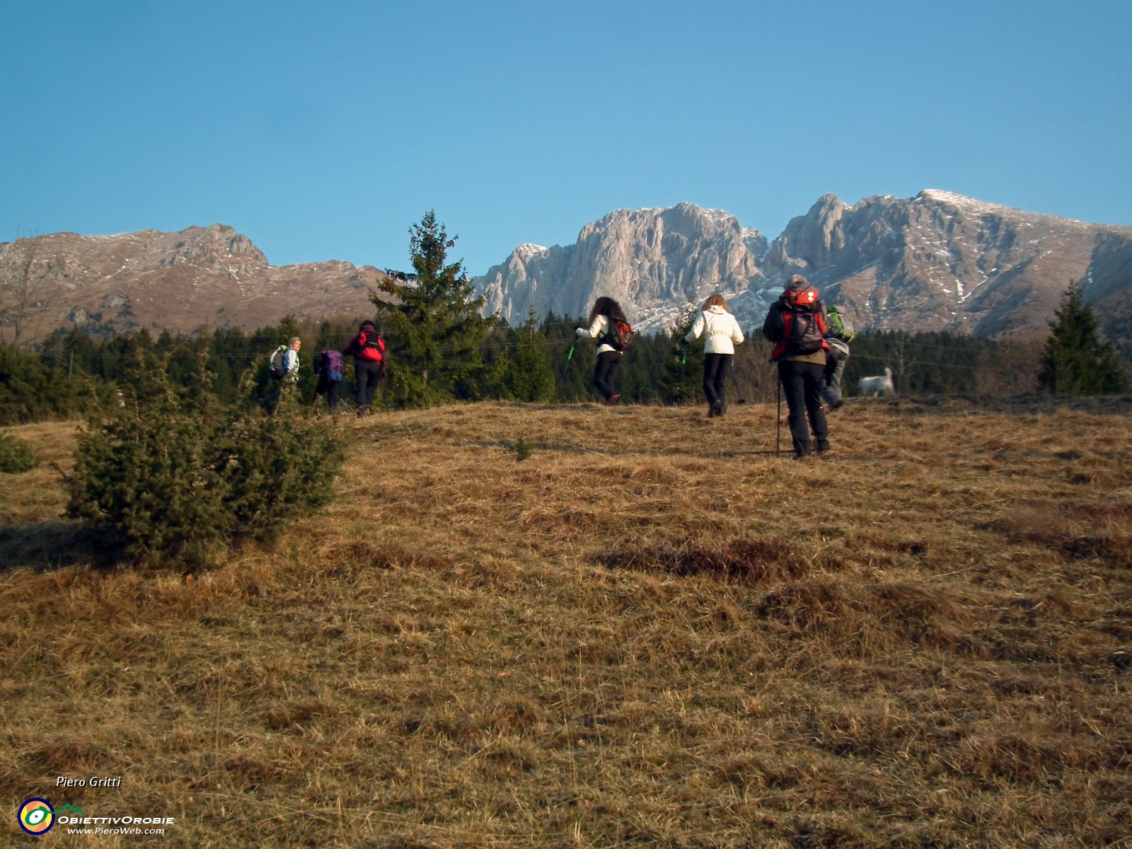 05 Salendo dai prati dei Campelli in Passo Presolana.JPG